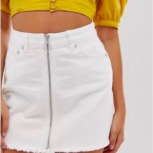 We the people white zip up jean skirt size 26